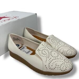 NEW Baretraps Flats Size 8 White Cream Slip on Comfort Shoes Laser cut Swirl